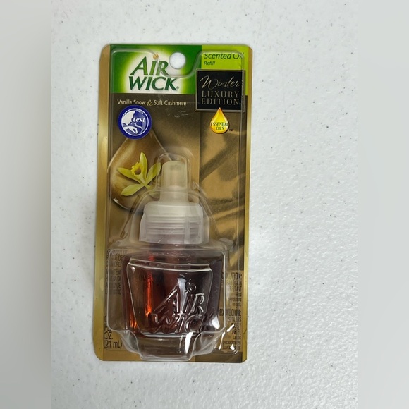 Lot of 4 AirWick Winter Luxury Vanilla Snow Soft Cashmere Scented Oil Refill - Picture 2 of 7